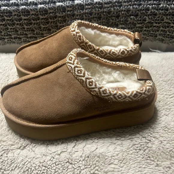 Warm Tan Women's Slippers with Patterned Trim - Picture 3 of 3